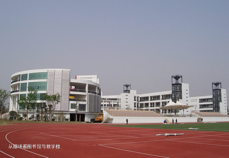 010從操場看圖書館與教學樓